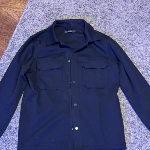 Dressman overskirt S - Hej, säljer nu min nästintill oanvända overskirt från dressman i storlek S. Är i nyskick. Köparen står för frakt om den ska skickas:)