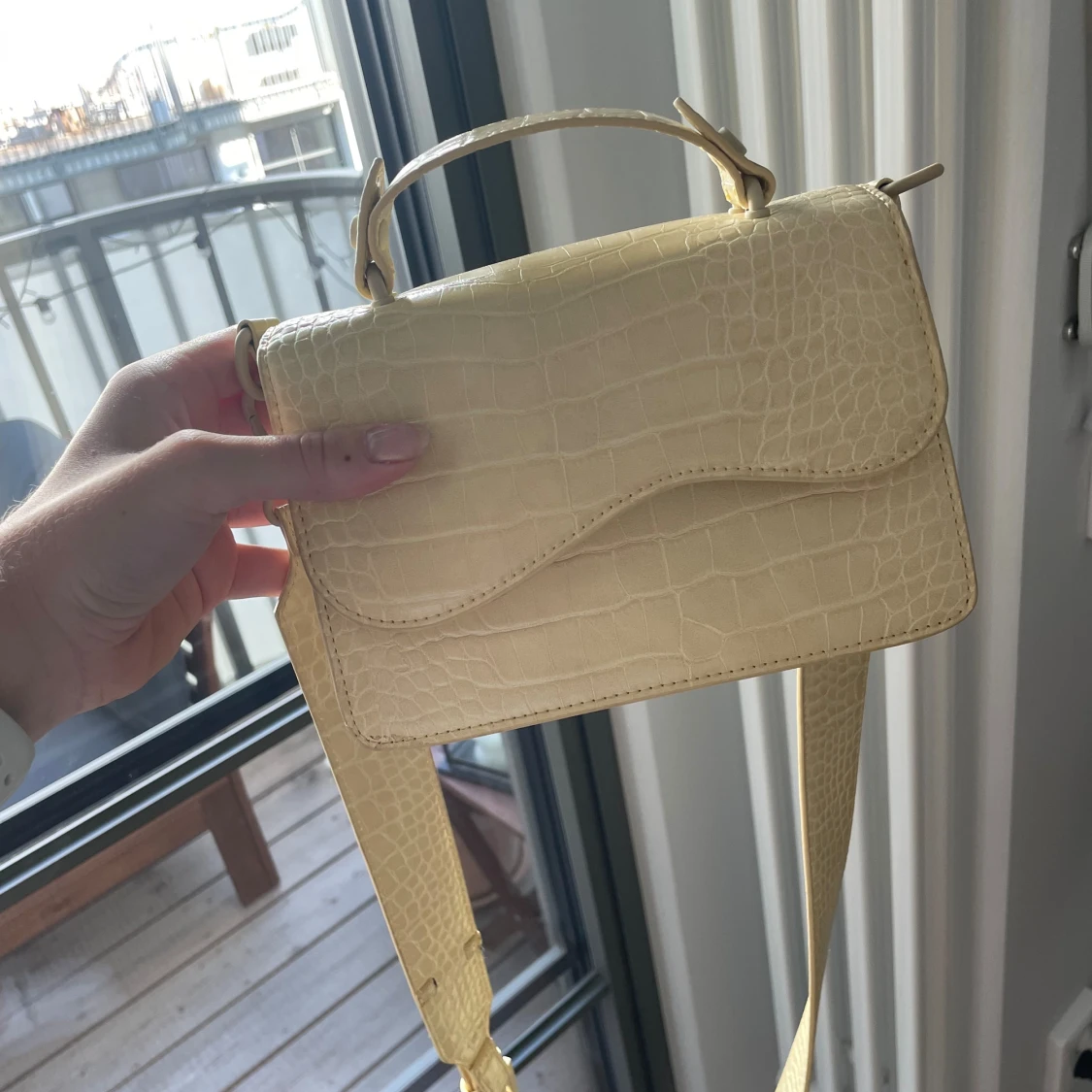 Beige axelväska med krokodilmönster - 90