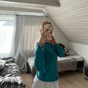 Randig tröja - En randig tröja från ZARA. Använd fåtal gånger och säljer pga att den inte används längre. 