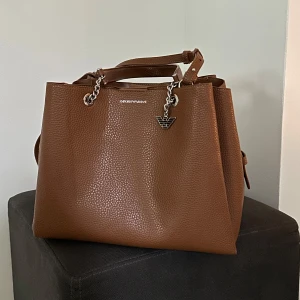 Tote bag   - Jätte fin trendig Armani väska! Knappt använd. Säljer för att jag köpt en annan och inte längre har nån användning av denhär, perfekt som skolväska💗köpt för 2800kr