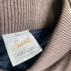 Gran sasso väst  - Riktigt snygg väst från Gran Sasso. Västen är i riktigt fint skick, inga defekter. Storlek 54 som motsvarar L. Skriv vid funderingar eller fler bilder!