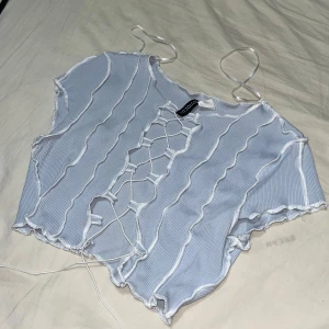 Ljusblå cutout topp🩵 - Söt topp från H&M!🩵 Går att spänna/släppa snörena hur lite och mycket man vill, varav storleken därför är lite flexibel! Strl S men går att göra mindre/större.🩵 Går att snöra hela vägen men orkade inte lol🎀 Pris går att diskutera 