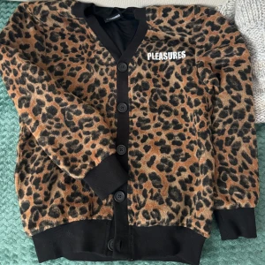 Pleasures animal print mohair cardigan - Mkt fint skick, använd 2x. Passar mig som är 180/69kg