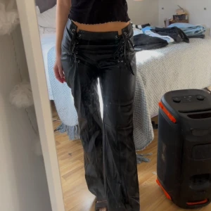 Skinnbyxor  -  skinnbyxor med snörning. Midjan kan justeras till mid och lowwaist.