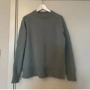 Världens finaste färg, 100% cashmere och aldrig använd. Storlek S. 