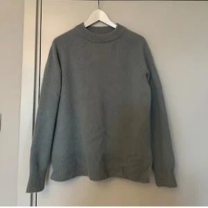 Perfekta hösttröjan - Världens finaste färg, 100% cashmere och aldrig använd. Storlek S. 