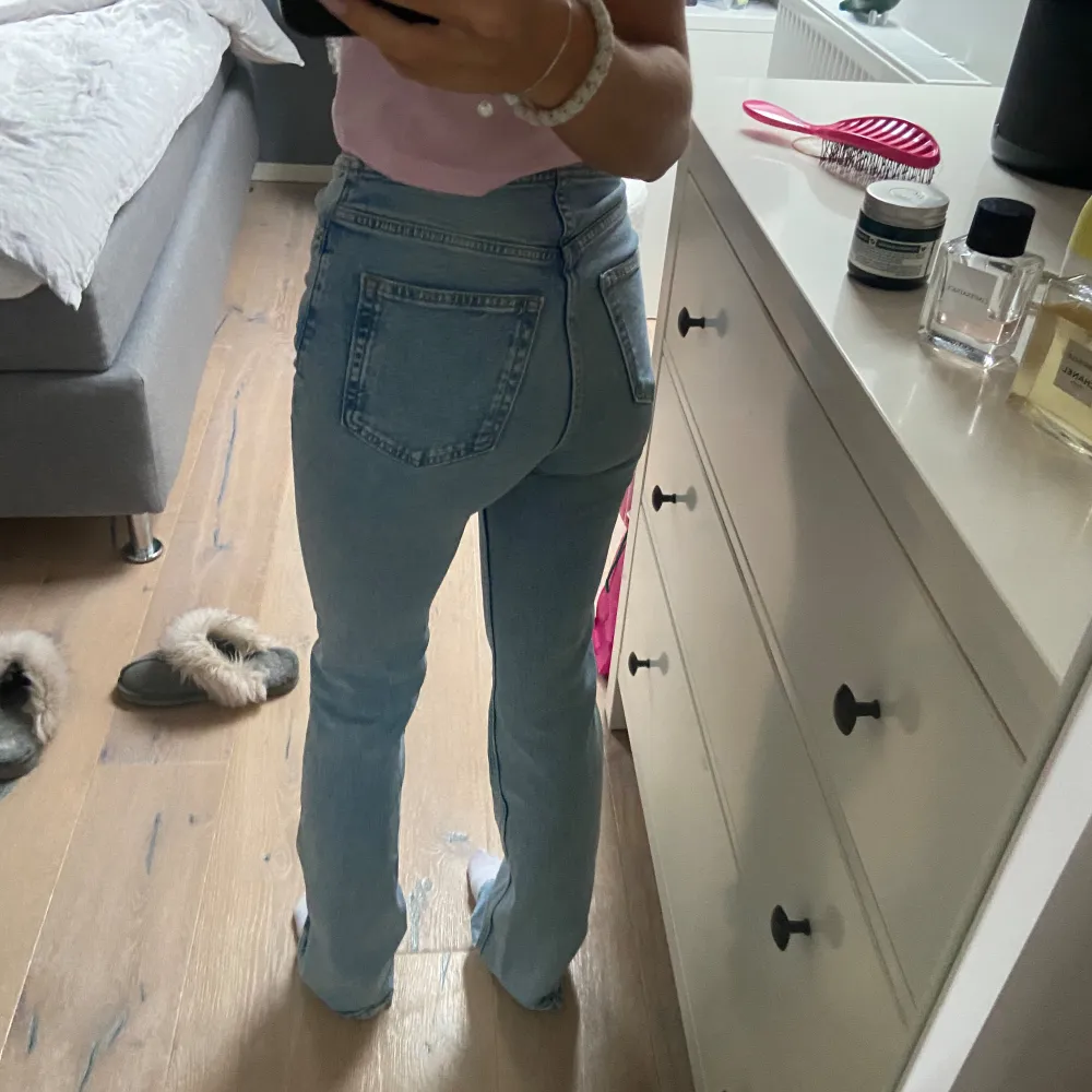 Så coola bootcut jeans från hm, storlek 34. Jeans & Byxor.