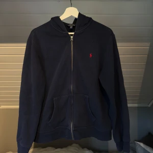 Ralph Lauren zip hoodie - Säljer min marin blåa Ralph Lauren zip hoodie pga av att den är lite liten för mig, storlek 18/20 (xs/s) skick 8/10