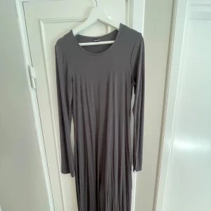 Lång klänning  - Bra skick  (Ser skrynklig ut men den är ej det på)  Kommer inte längre till användning tyvärr🫶🏻