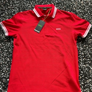 Boss piké  - Hej!   Säljer boss Piké helt oanvänd mer tagen kvar storlek M. Kom privat för fler bilder eller om ni är intresserade👍