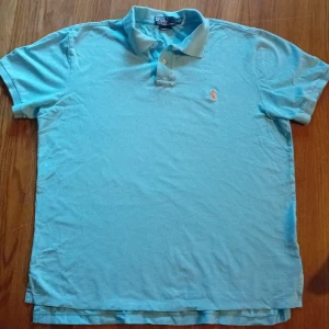 Ralph lauren piqué - Ljusblå ralph lauren piqué använd ett fåtal gånger. Storlek L utan defekter, skriv ifall du har några frågor.