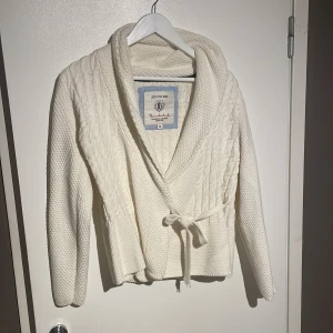 Fin stickat kofta - Snygg stickad kofta i materialet bomull i bra skick