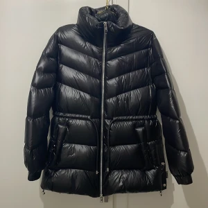 Woolrich dun jacka i storlek M. - Använd Max 4 gånger. Kvitto finns. Nypris var 9360. 