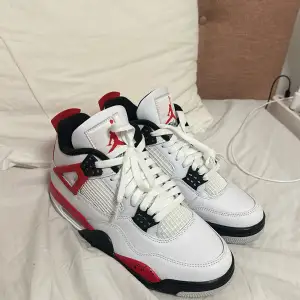 Säljer mina air Jordan 4 red helt oanvända, Äkta!! Stolek 39 