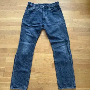 Svarta faded Levi’s jeans, rak passform, storlek W32 L34, minimalt slitna längst ned vid hälen (pris kan diskuteras)