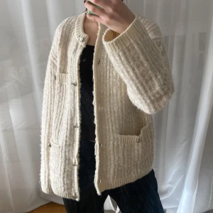 Stickad kofta - Söt oversized stickad kofta i storlek S🩵 väldigt tjock och perfekt nu till hösten, !har en liten rosa nyans som man inte ser så bra på bild!