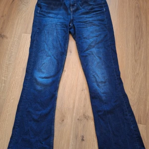 Flare jeans mid waist - Sprillans ny. Använt bara två gånger. Säljer den för att jag inte passade i färgen och byxorna var för stora men jag råkade ta bort alla lappar så kan inte lämna tillbaka den. Fram och bak fickor som inte är fejk. Ordinarie pris är 499 kr.