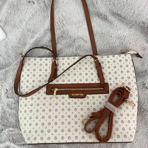 Rymlig väska nyskick💗 - Säljer min nya beiga/bruna väska, perfekt till skolan och hösten! 🍂💗Den har många fack till dator, nycklar, böcker osv. Kan skicka fler bilder på insidan privat❤️  Nypris 580, säljer för 340kr😇