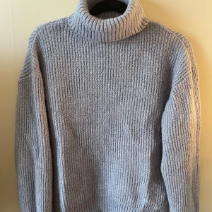 Stickad polo tröja - Super fin stickad polotröja använd enstaka gånger😊 i fint skick💕 perfekt inför hösten🥰
