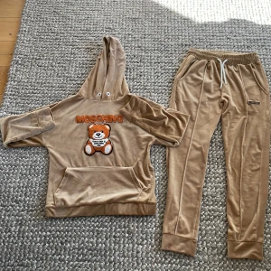 Moschino Mjukisset  - Nyskick, använd en gång. Storlek small men liten i storleken så mer likt en xs. Beige, mjukt sammetsliknande tyg. Replika