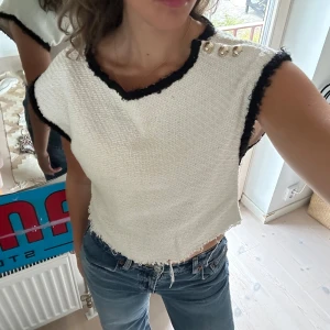 Topp zara  - Topp från zara i guld detaljer och fransar längst ner i kanten. Köparen står för frakt och kvar så länge det inte står ”såld”, inga defekter. 
