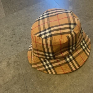 Burberry hatt - Säljer burberry hatt i bra skick skriv om ni har funderingar