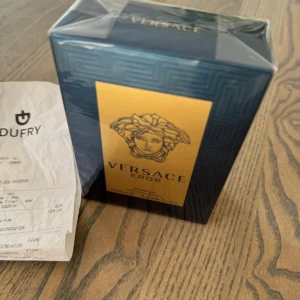 Versace Eros Parfum  - Present som jag redan hade. Köptes den 27 aug på taxfree Helsingfors flygplats för EUR129 (motsvarade SEK 1,510), kvitto finns. Oöppnad och plasten sitter kvar. Notera att detta är Parfum, bättre kvalitet än Eau de Perfum versionen.