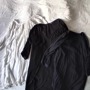 Tre tunikor - Tre av samma sort; vit, blå, svart, stl L. 100kr för alla tre.