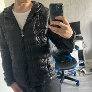 Armani jacka  - Det är en Armani jacka i storlek S/Small Det är köpt från zalando och ny pris var 2150 det är väldigt bra till både höst vinter och kalla nätter och man den passar men mycket och den är i otroligt bra skick den ser ut som ny 