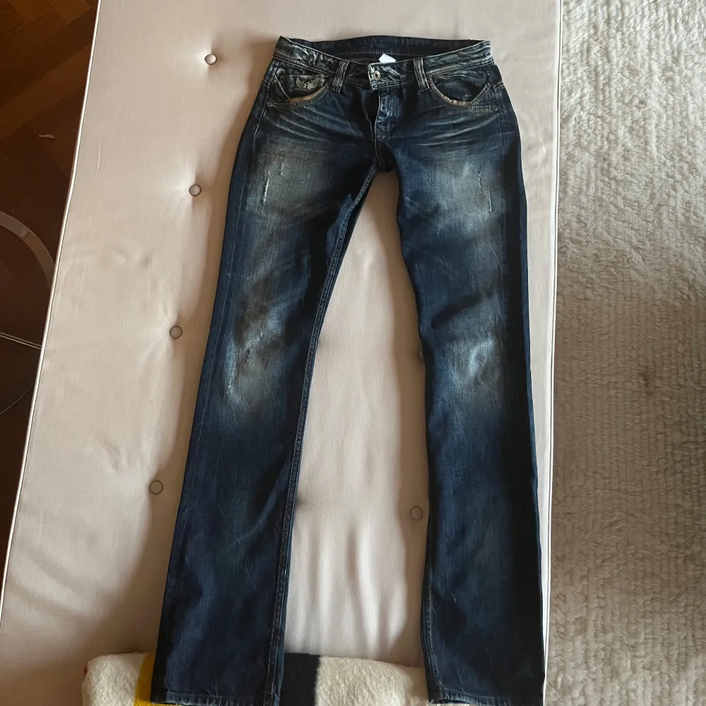 Jätte snygga jeans med vingar över fickorna! Säljer pga att jag inte använder så mycket längre🙈🫶midjemått 27-28. Långa för mig, är 159 cm.. Jeans & Byxor.