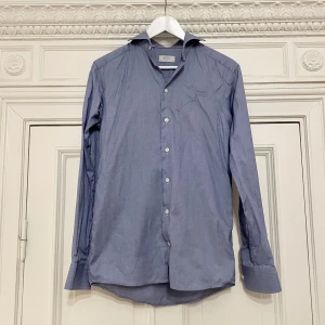 Eton skjorta blå, storlek 38 - Eton skjorta storlek 38 i mycket fint skick. Jag har flera olika varianter till salu. Nypris: 2000 kr. Köpet är slutgiltigt.