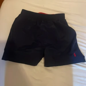 Ralph lauren shorts - Säljer dessa ralph lauren badbyxor, i storlek M men sitter som s, pris kan sänkas vid snabb affär.
