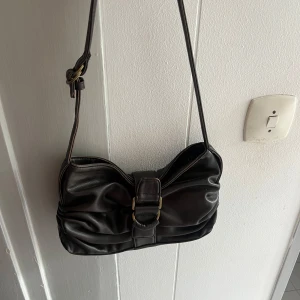 Brun Zara väska - Liten brun zara väska. Passar perfekt till fest. Sparsamt använd. 