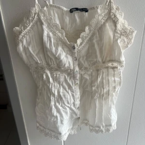 populär zara tröja - Jättefint zara linne. Storlek L men sitter som M eller S. Endast använd 1 gång.