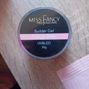 Miss fancy gele - Lite använd men skulle säga oanvänd om du frågar mig..  Säljer för 270. Köpte för 330kr