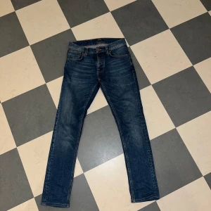 Nudie jeans - Tjena! Jag säljer mina snygga jeans av märket nudie. Jeansen är sparsamt använda så skicket är 10/10. Modellen på jeansen är Grim Tim och sitter slim fit.