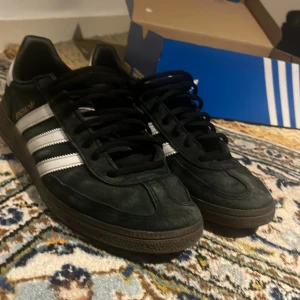 Adidas Handball Spezial - Säljer mina adidas spezials för 600kr, nypris 1250kr, inte särskilt gamla och helt okej skick, äktahets bevis finns (bild 2) skorna e köpte från zalando, hör av er vid frågor.