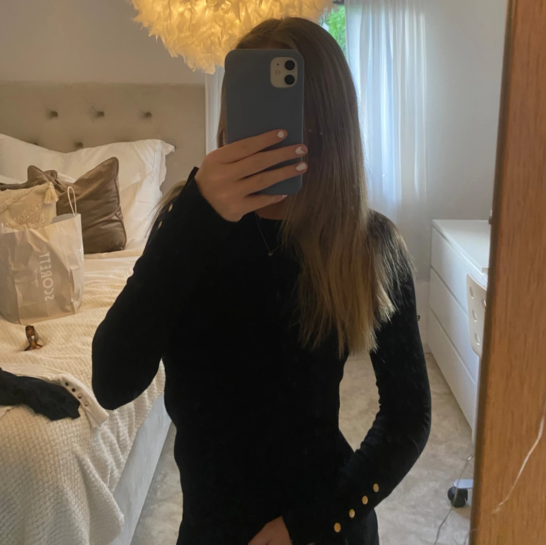 Svart tröja med detaljer på ärmarna - 90