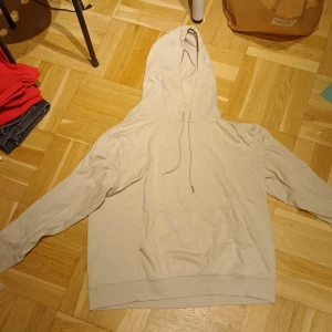 Hoodie - Hoodie från Hm i stl L, täcken på användnig men inte sliten. 60 kr med frakt