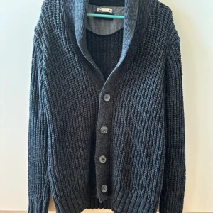 Stickad Cardigan - Cardigan är perfekt för att uppgradera din stil  Strl M Perfekt för sena kvällar  Ställ era frågor