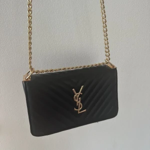 YSL väska - Väldigt fin svart ysl väska (inte äkta) knappt använd så väldigt fint skick❣️Nypris var 3000kr. 