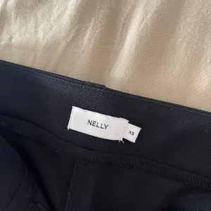 Lågmidjade svarta kostymbyxor  - Storlek XS. Den är tight och sitter bra vid midja sen är de lösa där nere. Tycker inte de passar mig så jag har aldrig använt dom. 