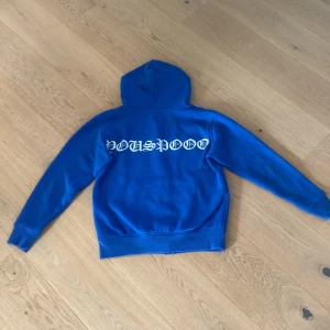 Youspooo tröja - Säljer min feta Youspooo tröja för bra pris. Har används ett fåtal gånger. Skick 9/10 pris kan diskuteras, inga defekter på tröjan. Orginal pris 399 SEK💵😀