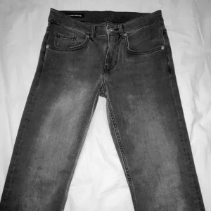 J.lindberg - Hej! Säljer nu mina helt nya j.lindberg jeans i storlek w28/32 för att de är för små. Jättebra skick 10/10, nypris 899kr 