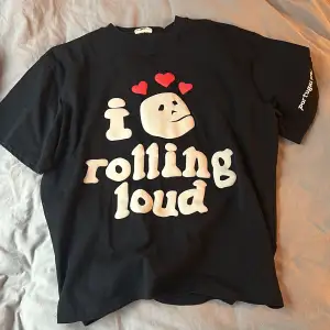 Köpt av en reseller då den enadst såldes på rolling loud Storlek L passar L/M