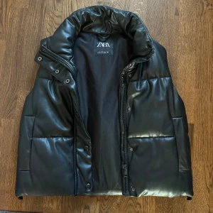 Svart väst  - Säljer denna fina svarta glansiga väst från Zara. Sparsamt använd, i storlek S. 250kr 