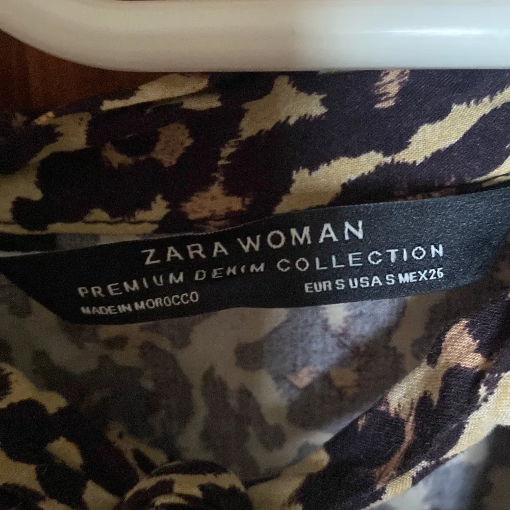 Säljer en superfin leopardmönstrad blus/klänning från Zara Woman. Den har en lös passform med volangdetaljer och långa ärmar. Perfekt för en festlig kväll eller en dag ute på stan. Blusen är i nyskick och gjord av ett lätt och bekvämt material. Den är i storlek S❤️ köparen står för frakt❤️. Blusar.