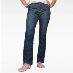 Bootcut jeans  - Low-mid waist boot jeans, köpta vintage, säljer för hag inte gillar hur dom satt på mig. Hon på bilden är 170cm lång. LÅNAD BILD