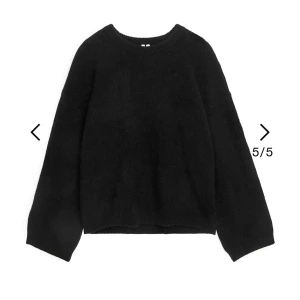 Arket stickad tröja  - Säljer min svarta favvo stickade tröja som är så gosig🤍🤍