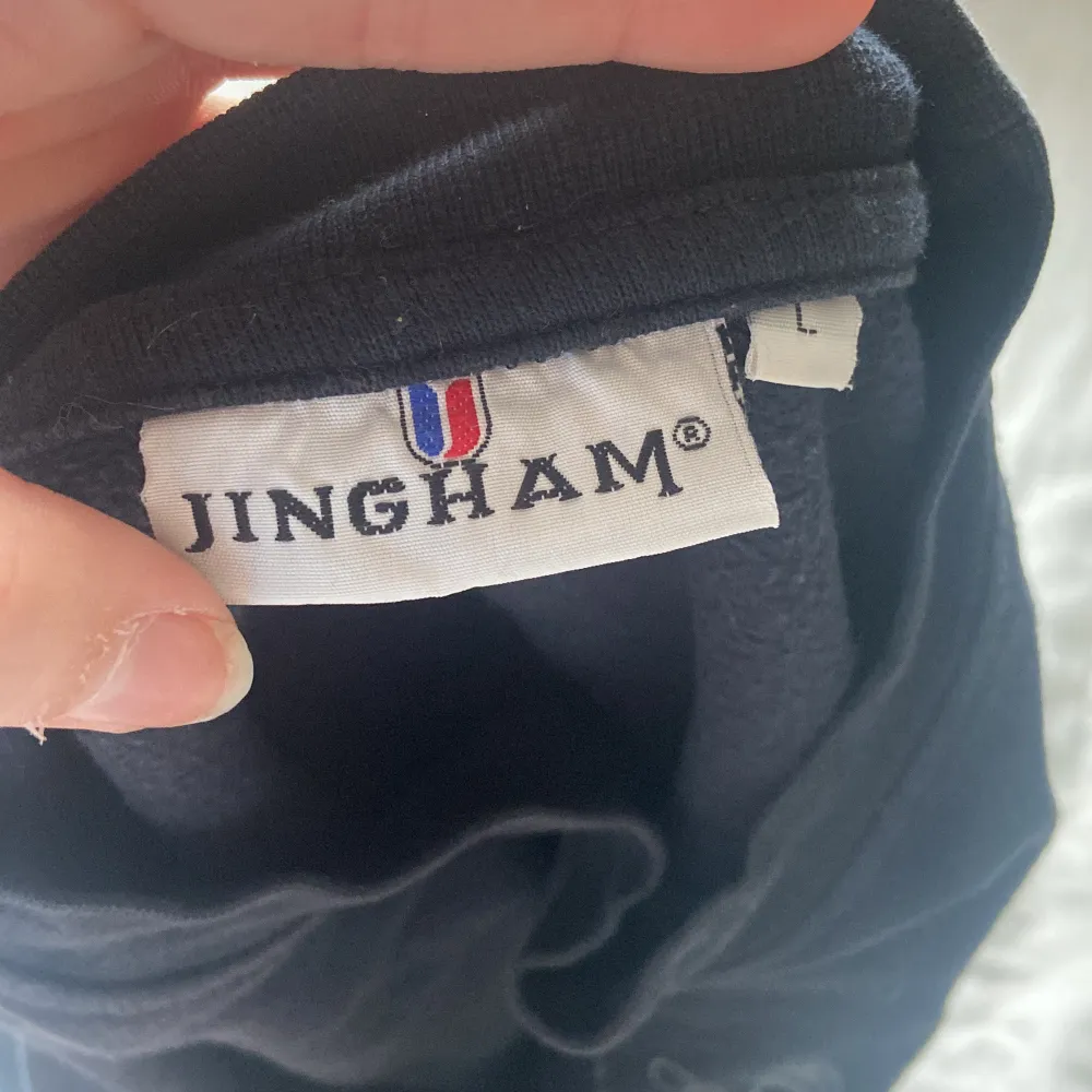 En mörkblå ”Jingham” tröja i storlek L. Den är i använt skick men finns inga större fläckar eller så. Skriv för mer information!☺️. Hoodies.